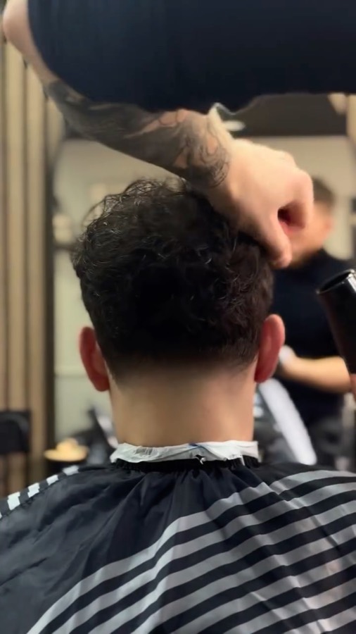 Dégradé travaillé sur cheveux bouclés