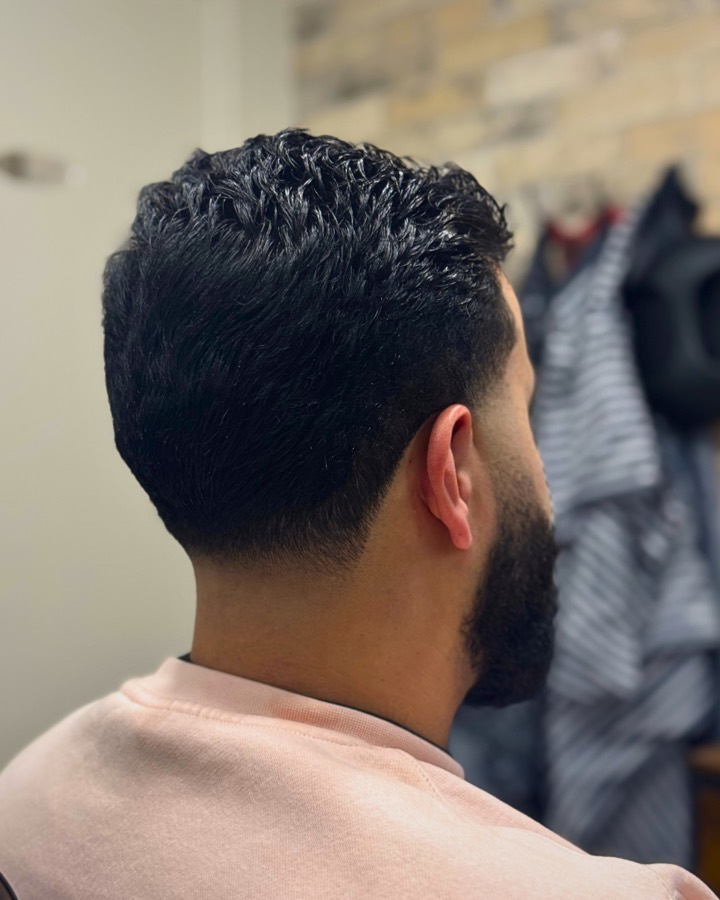Vue arrière d'un dégradé sur cheveux épais