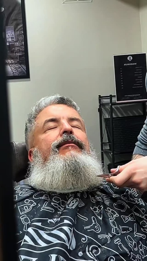 Rasage de la barbe au rasoir avec serviette chaude