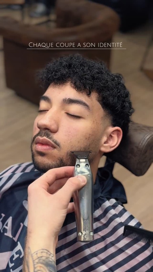 Travail des contours de barbe à la tondeuse